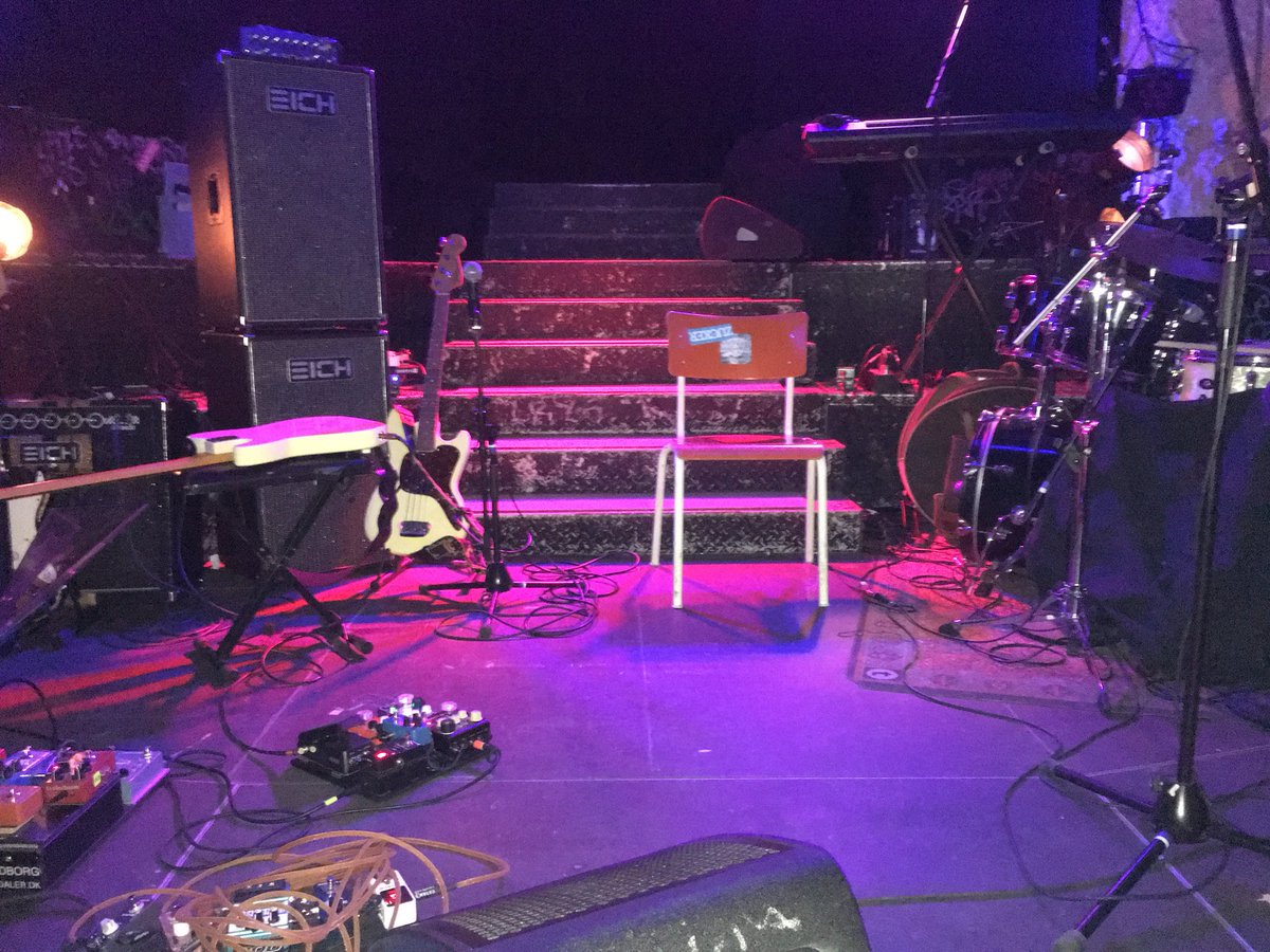 funky_simon3121's tweet photo. Waiting for #idanielsenbass in Munich.🎸🎸🎸🔥🔥🔥#funksolider @army_ida https://t.co/mZfZnYML28