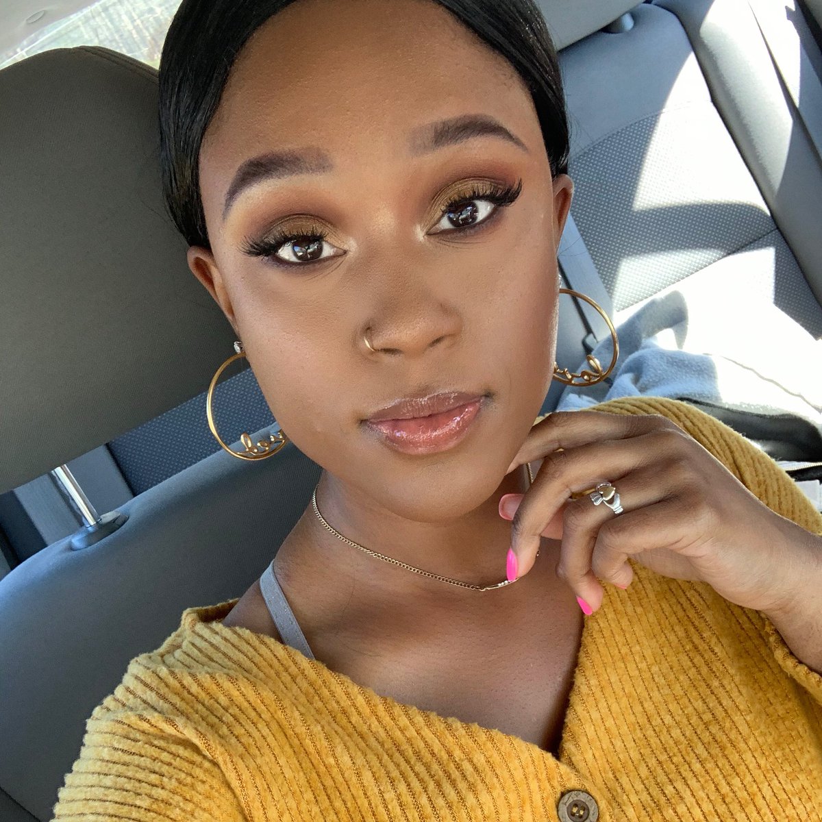 BeautyJaide's tweet photo. Warm, bronze &amp; glowing💛

@b_radiance color perfect foundation
@lagirlusa pro concealer
@NyxCosmetics micro brow pencil
@MorpheBrushes 35O palette 
@KissProducts blow out lashes 
@NyxCosmetics butter gloss 
#MOTD #BronzeMakeup #SelfieSunday https://t.co/QBvkLU1J77