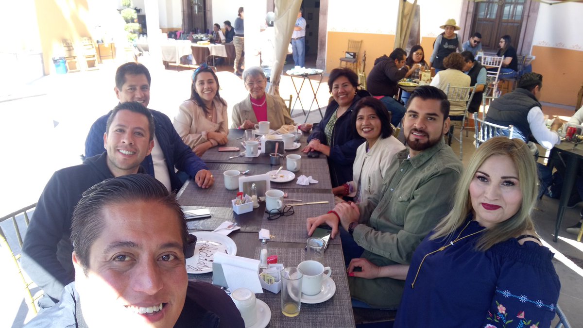 luzelenaarella4's tweet photo. Más vale tarde que nunca amigo @martin_hdzr #cumpleaños Grandes Amigos #Equipo  @GestionSLPPRI M3.... @PacoAlonso80 https://t.co/pMmgJRCNcH
