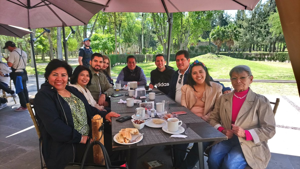 luzelenaarella4's tweet photo. Más vale tarde que nunca amigo @martin_hdzr #cumpleaños Grandes Amigos #Equipo  @GestionSLPPRI M3.... @PacoAlonso80 https://t.co/pMmgJRCNcH