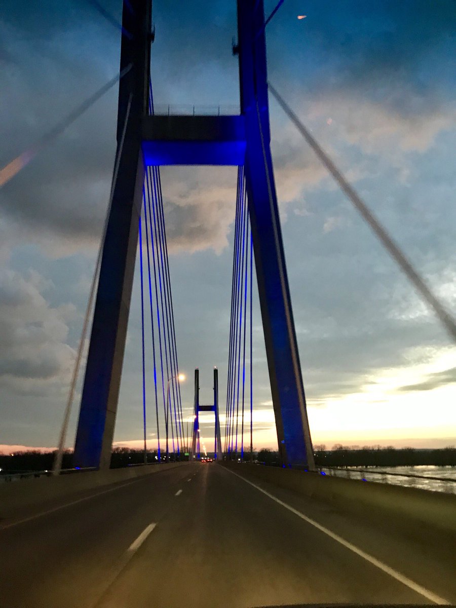 Back to MO we go! Decided to take a different route via the Bay View Bridge. Do you always take the same way? #motravel #scenicmo #scenicsunset  #scenicsunday #bridges #mississippiriver #quincy #quincyillinois #westquincy #westquincymissouri #westbound #gimmemoviews #highway