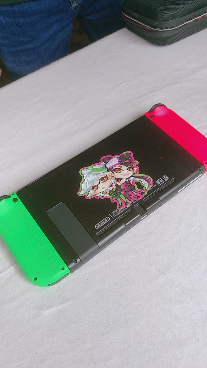 yukibunns's tweet photo. A guy at #shutocon bought my #splatoon squid sisters sticker and put it on his switch ๐ญ it looks so gooooood I'm so happy he liked it!! https://t.co/4N3YW89tD1