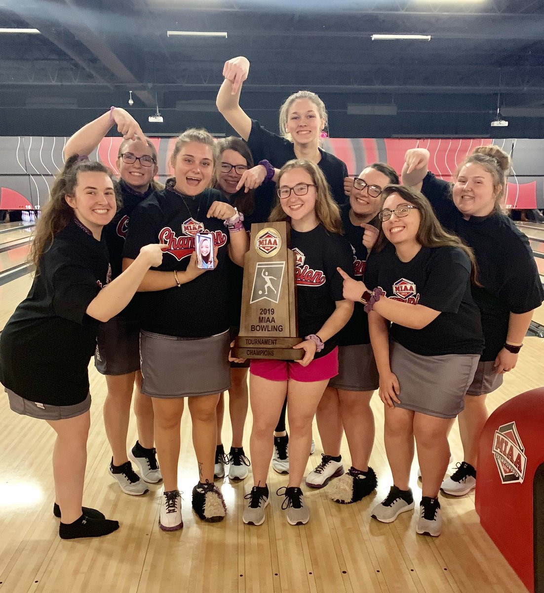 ShannonOKeefe's tweet photo. So incredibly proud of my girls and how they worked together, we truly are one family, without each other, none of this would be possible! π MIAA Conference Champions
#Family #Blessed #Together #GodIsGood #MommaBearcat #ProudMomma #JustKeepComing #RaiseTheBar #IGotYou https://t.co/DYfLmbT68j