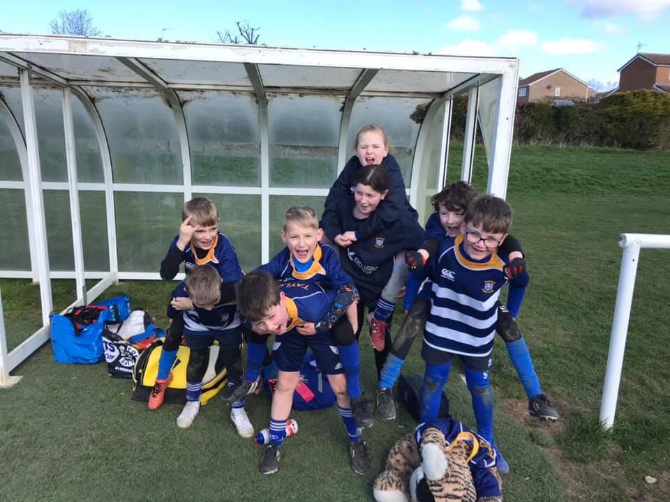 MRUFCGirls's tweet photo. #MRUFCUnder8s @Dronfieldrugby today, we even had @MRUFCGirls Maddison doing some reffing and coaching! #KidsRugby @QKidsFirst #YoungReferee #Coaching #MRUFCMinis #Rugby #RugbyFamily #TAGacademy #TAG #TREDS https://t.co/iXBCJK8LeI