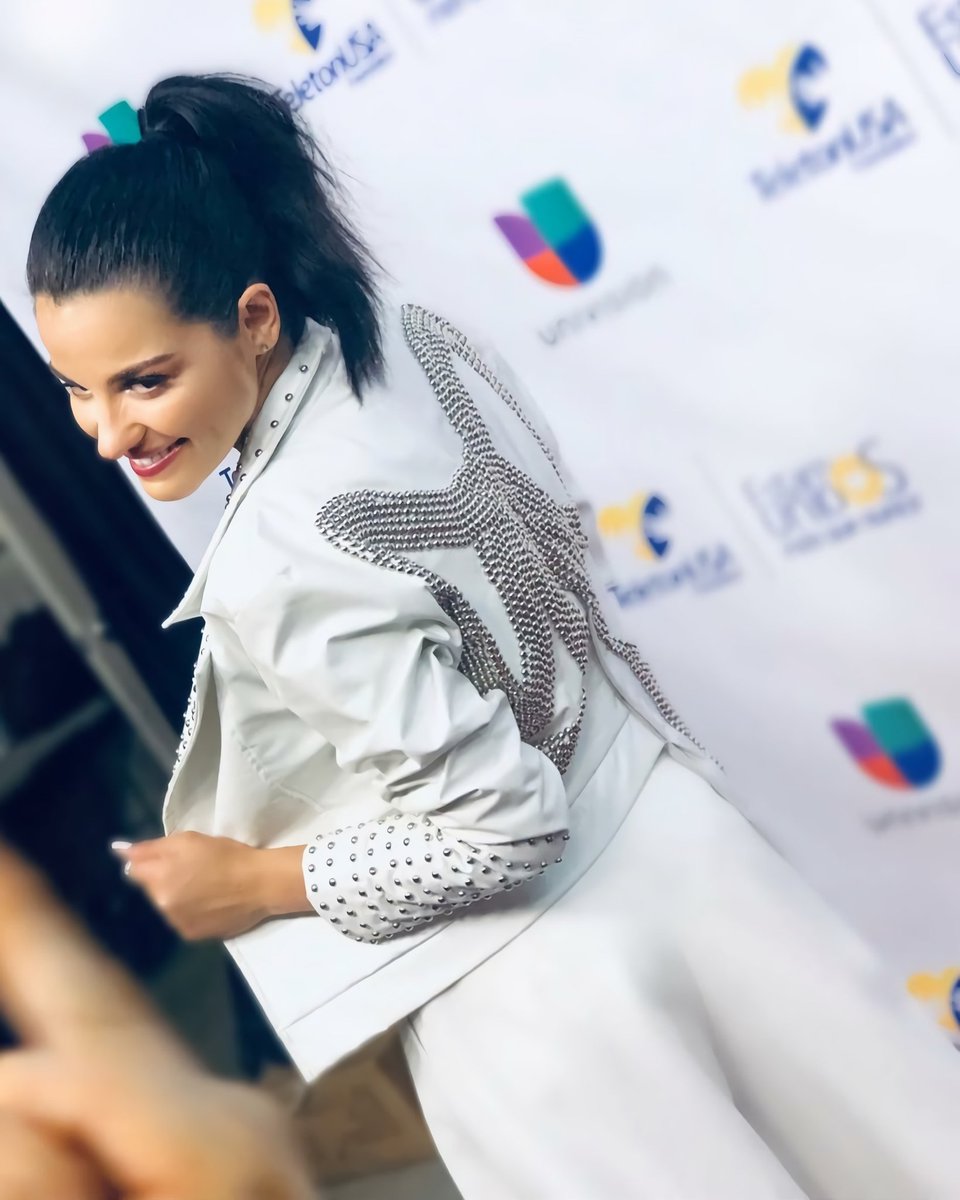 jakpsilva29's tweet photo. @MaiteOficial | Gracias @styleustyle chamarra #ivankavalos Pantalones #beconceptstoremx gracias @zulalfo y @erickmorenohair @CarolinaPalomo los quiero 😍 #teletonUSA @TeletonUSA #estamosunidos @Univision
https://t.co/Bf0tV9cAMm https://t.co/bQKrumg7IU
