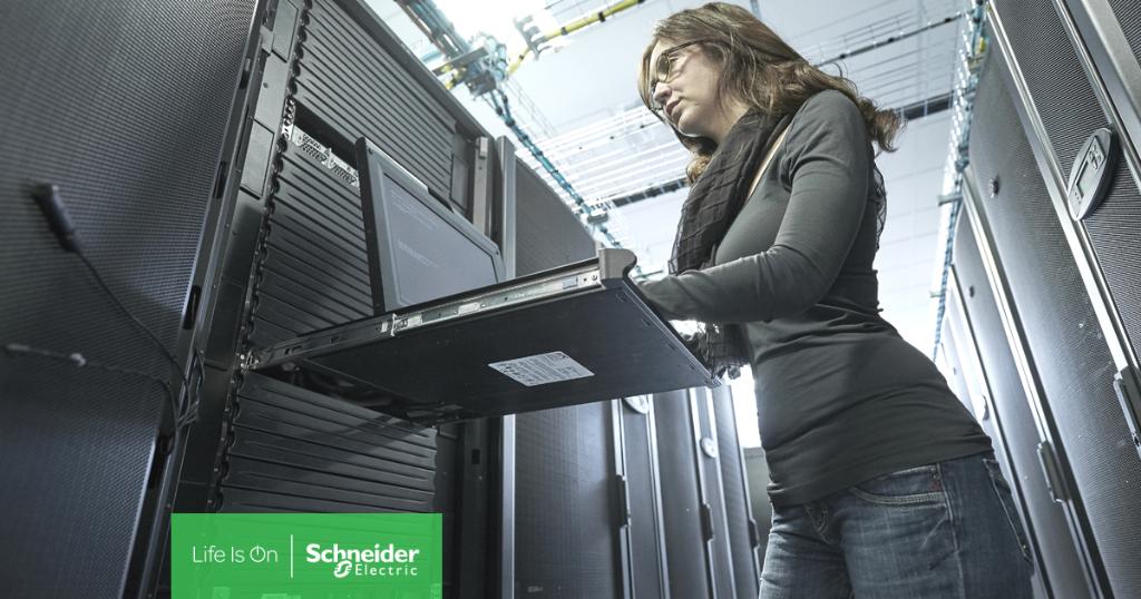 SchneiderES's tweet photo. Invertir en baterías de iones de litio para un SAI monofásico tiene muchas ventajas. Te las contamos todas en este #whitepaper: ¡Descárgalo! https://t.co/FMizw25AuP #EdgeComputing #MicroDataCenters https://t.co/9F5ZkKVlio