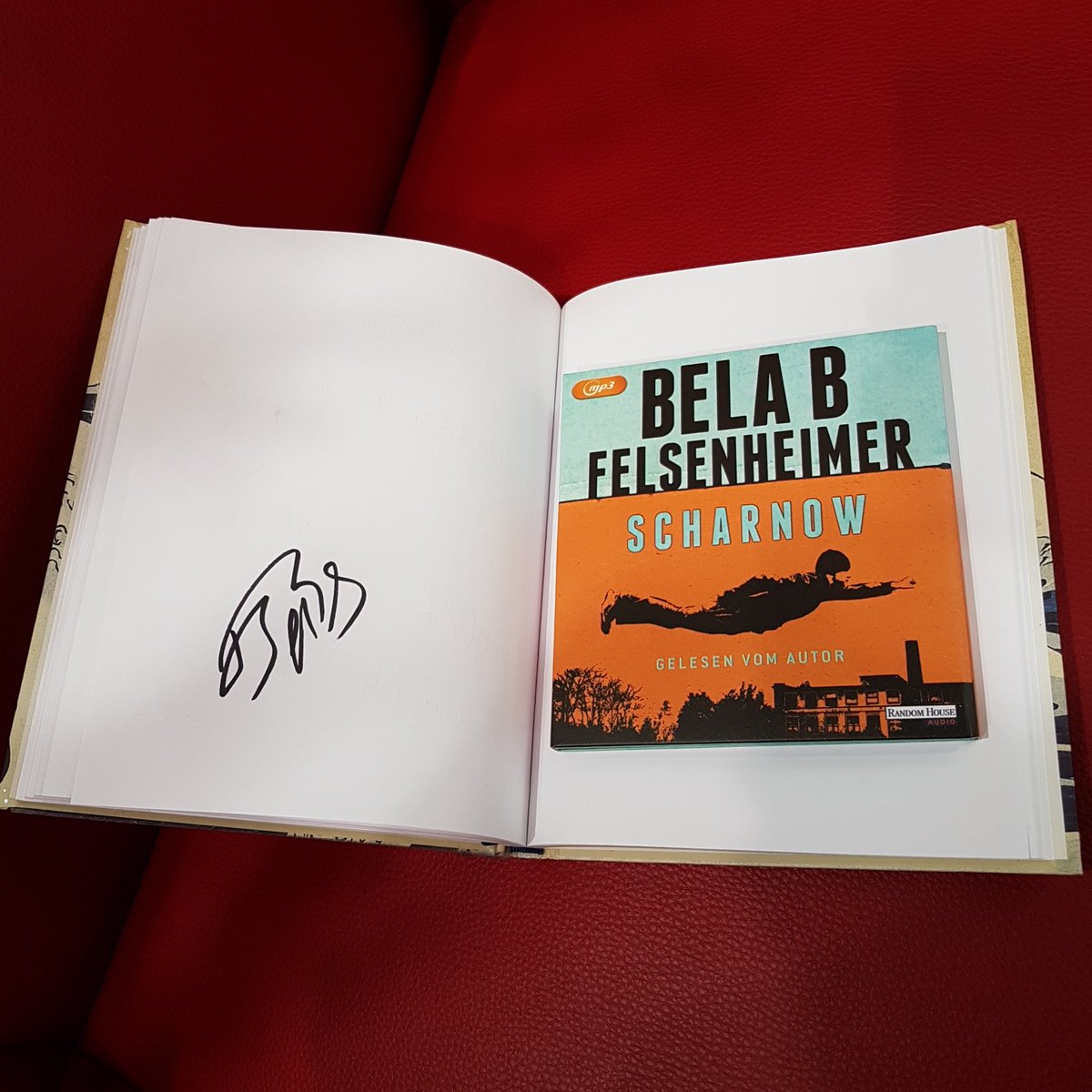 Gossenpocke's tweet photo. Mein persönliches Highlight der diesjährigen #Buchmesse 💖
#LBM19 #LBM #Leipzig #BelaBFelsenheimer #Scharnow #Autogramm #Hörbuch https://t.co/GDKBxcUw5p