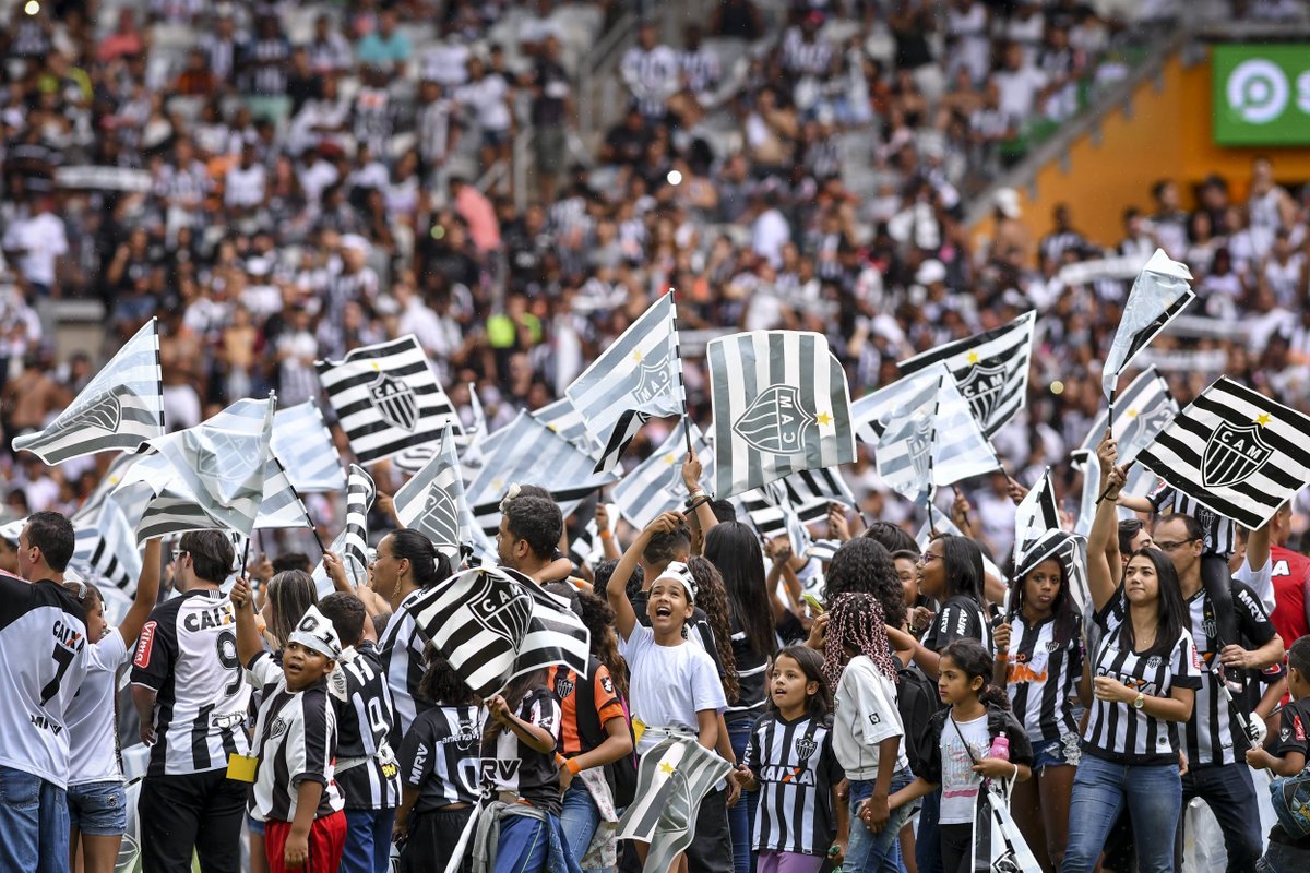 Mineirao's tweet photo. O @Atletico colocou muitas crianças no campo. Lembrou demais antigamente... #CAMXTUPY https://t.co/hmWTeUe3F2