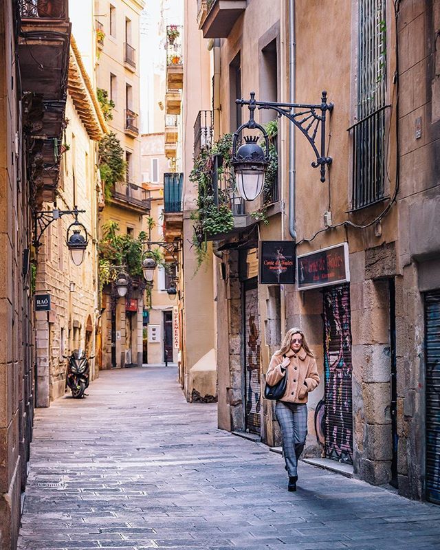 Zucker_n_Spice's tweet image. A quiet Sunday street scene in el #Raval ✨😎❤️ It’s not often that this side street is nearly empty! Patience pays off 😉👍#visitbarcelona #thebarcelonist ift.tt/2U8Ocj9