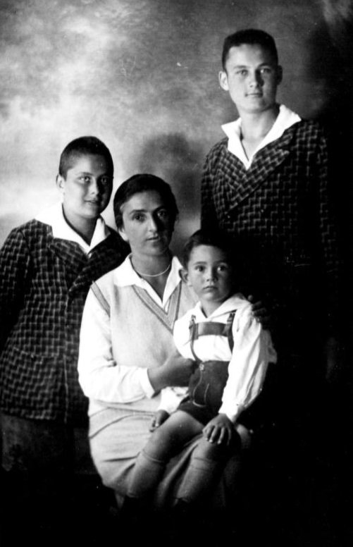 40b\\ … with their son Max and two sons from Gustav’s first marriage, Ernst and Wolfgang. Wolfgang Stolper (1912-2002) became a famous US economist, the one from the Stolper-Samuelson theorem. The first picture shows Toni Stolper and her three (step)sons, the second Wolfgang.