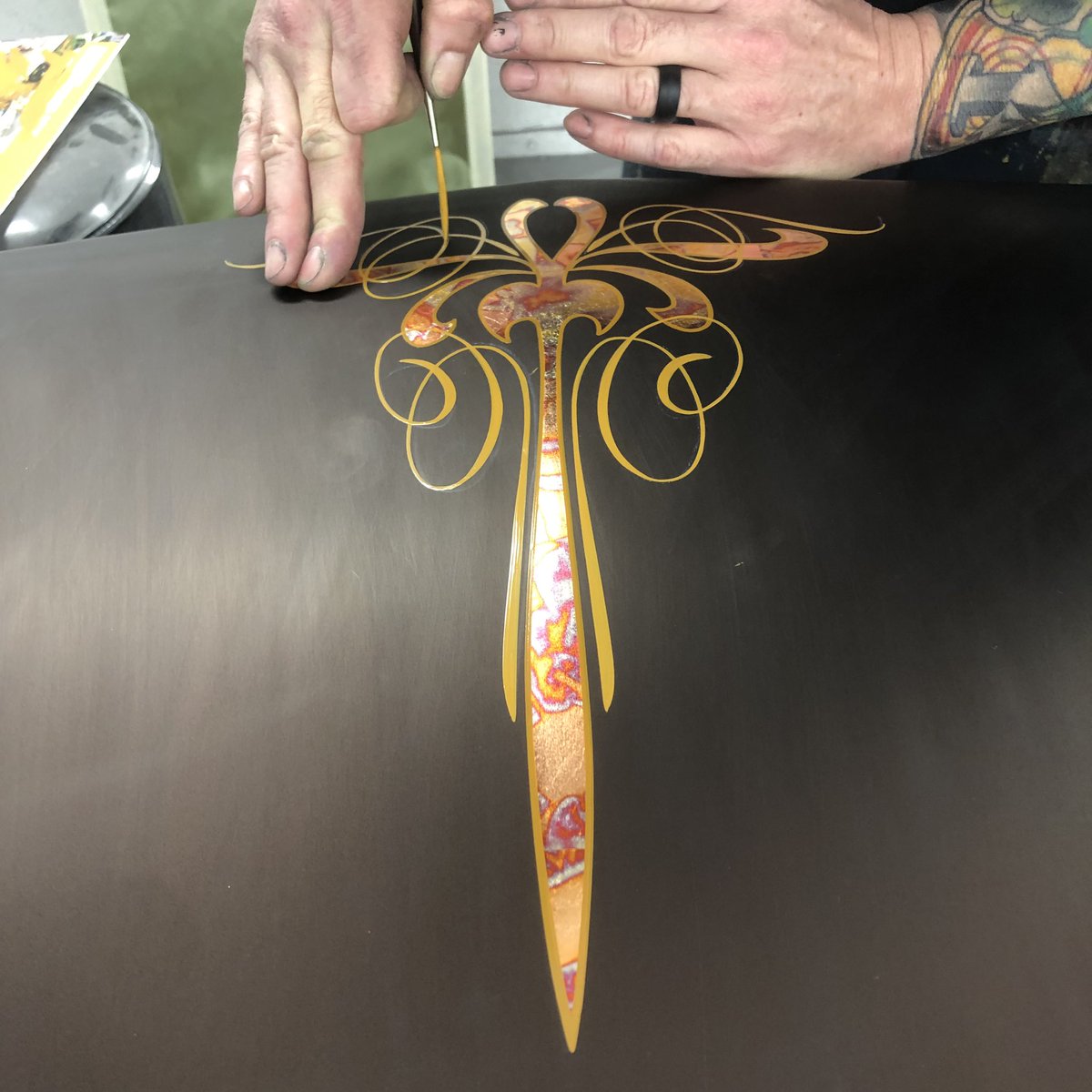 Working on some scrolling today. What’s your Sunday consist of? @countskustoms @matrixautomotivefinishes #matrixautomotivefinishes #mavericksofcolor #matrix #valspar #ryanatcounts #lasvegas #countskustoms #kustompainter #kustomkulture #kustompaint #pinstriping #goldleaf