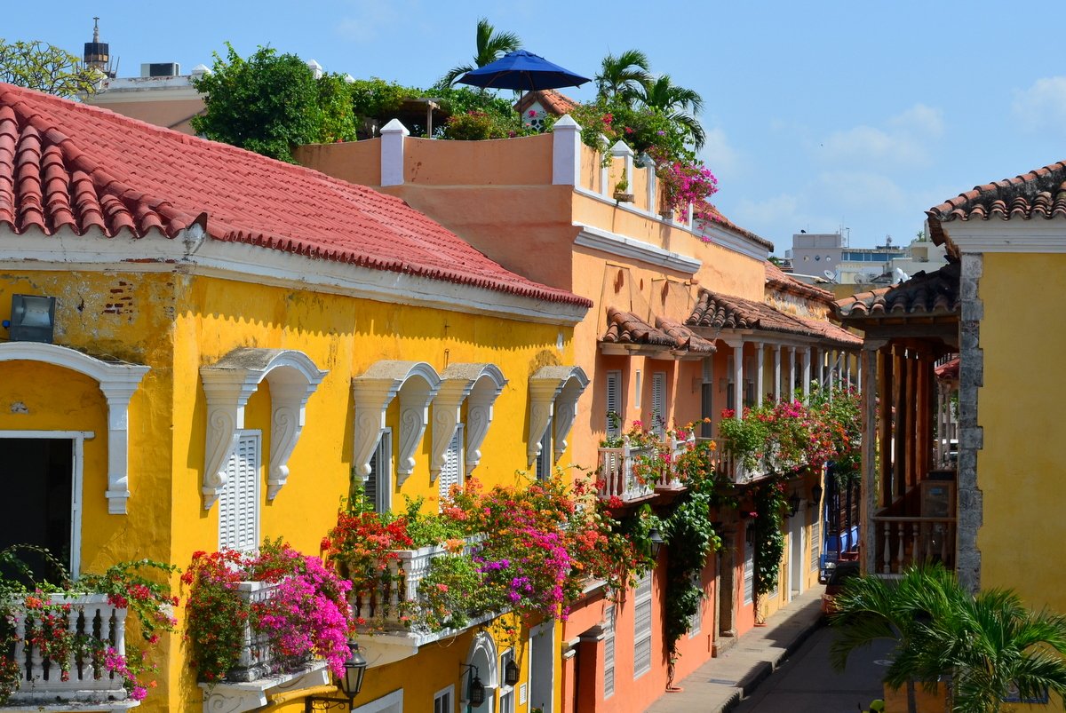 La calidez del pueblo colombiano se siente al visitar la hermosa y colorida ciudad de #CartagenaDeIndias. ¡Disfrútala! #DestinosIncreíbles #VolarMagazine