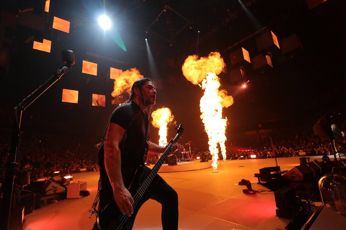 TheMetalliHat's tweet photo. This is a Robert Trujillo appreciation post 🤘🏻#HeliRob #CrabMan 🦀 #BadAssBassPlayer #Metallica #RobertTrujillo Photo Credit: Brett Murray and Jeff Yeager https://t.co/2oR00A7axL