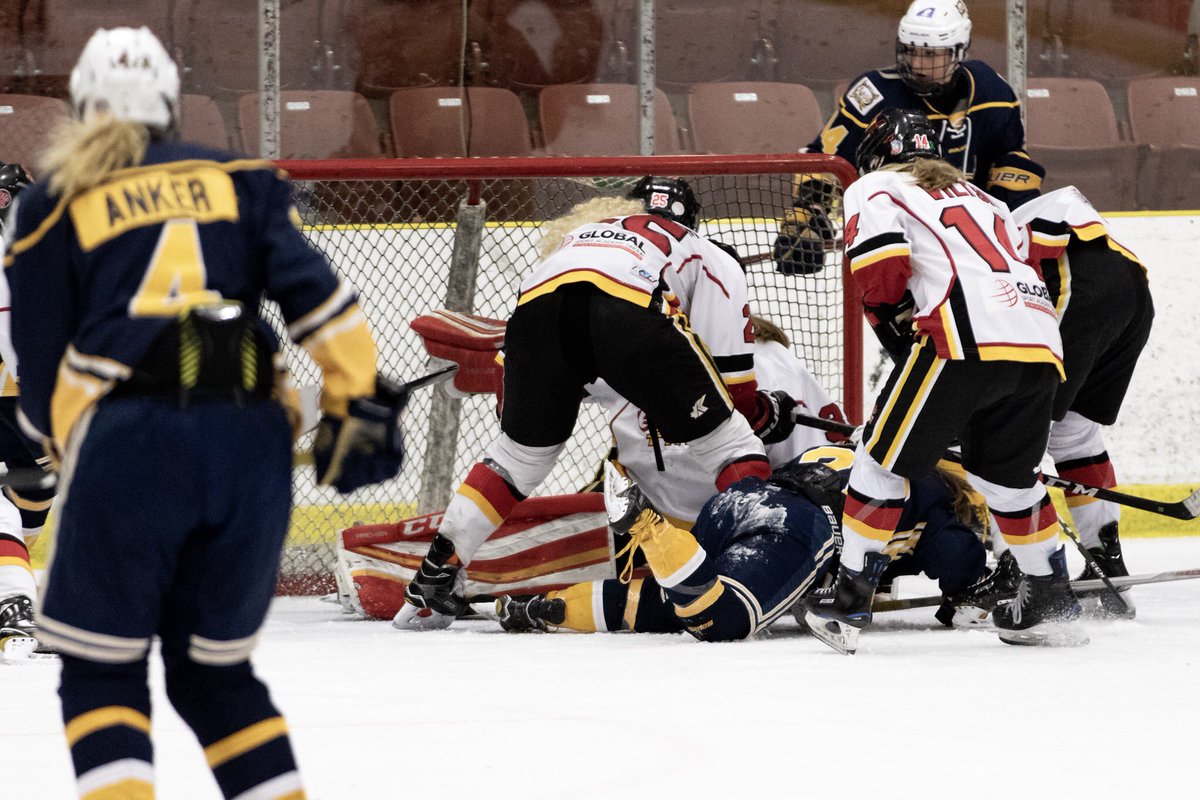 twopointphoto's tweet photo. A late PP opportunity is cashed in by the Slash as Jenna Goodwin scores a hard nosed goal infront of the net.

Midget AAA Female Provincials
Gold Medal Game 🥇 
—————
@calgaryfireAAA - 0
@stalbert_slash - 1

First Intermission 

#HAProvincials #ATBProvincials https://t.co/Wkc619o4wf