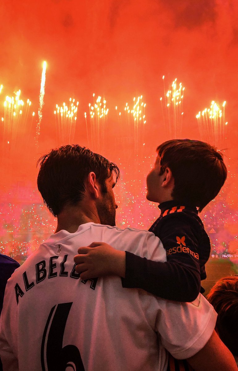 albertoiranzo's tweet photo. De padres a hijos @valenciacf 100Ańos de Historia. @DavidAlbelda6  https://t.co/edW3yMv39W https://t.co/80EB0St7sf