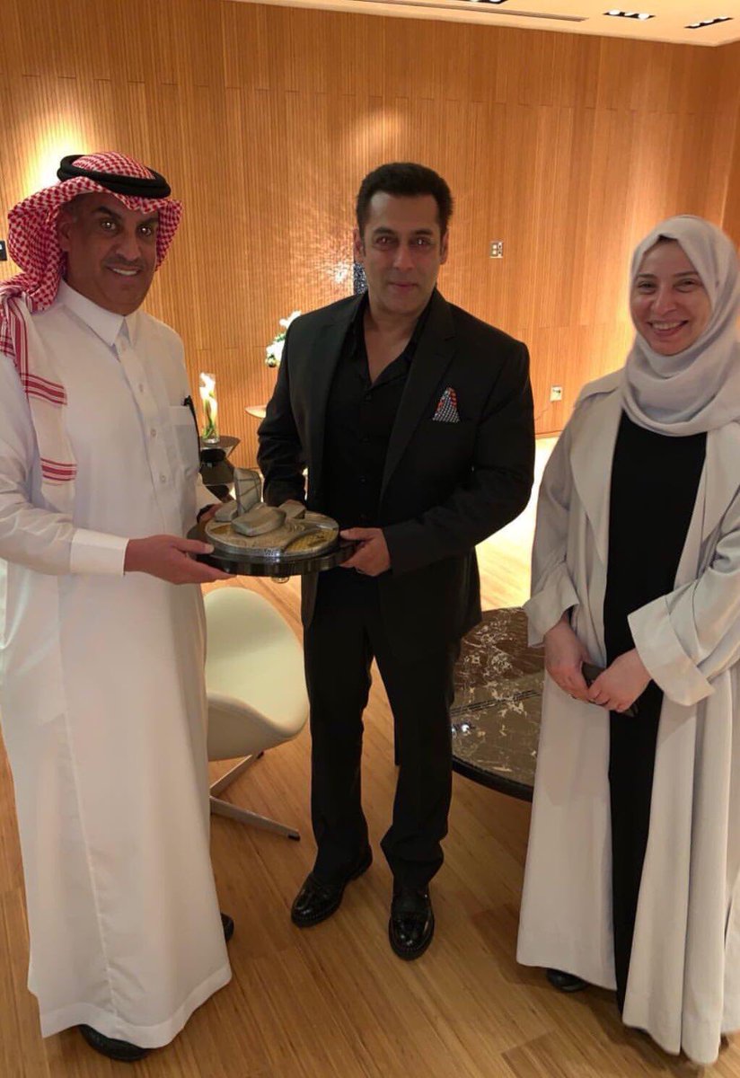 Salman Khan honoured at #SaudiFilmFestival  #SalmanKhanInSaudiArabia