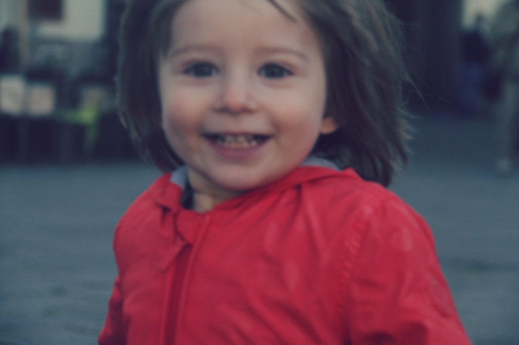 nunlodianessuno's tweet photo. Questa foto è totalmente sfuocata e piena di errori che chi fa foto non dovrebbe fare. Però sei tu che corri verso di me ridendo. E allora la foto è bellissima.
#belladizia #Calliope https://t.co/zpPyjTOBww