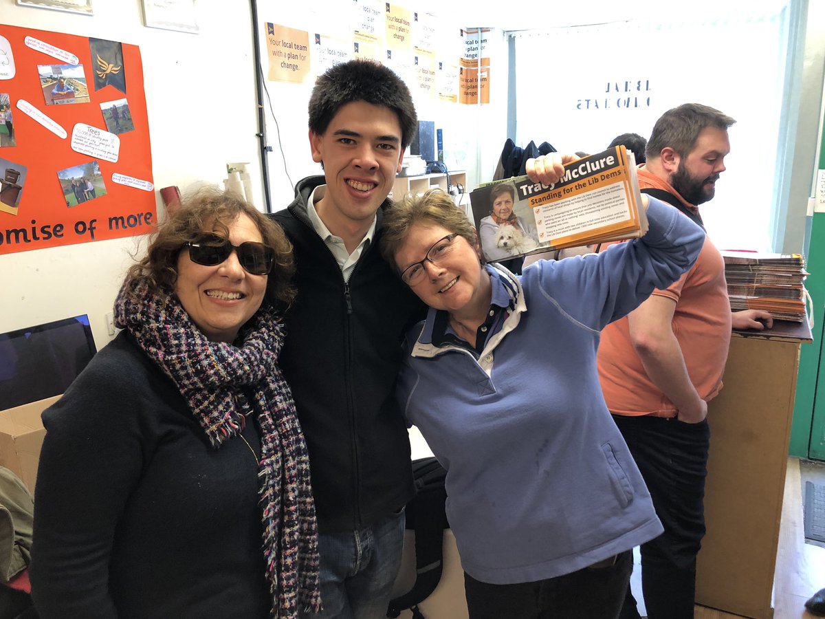 LeeHunt6's tweet photo. Following super Saturday it was sizzling Sunday campaigning here in sunny #Portsmouth on the south coast with @portsmouthld out in strength all day in gorgeous warm spring sunshine #LibDems @LibDems #Working4You #WorkingAllYearRound #LibDemChats #LibDemDoorsteps #Elections2019 https://t.co/gRQCNAQY5K