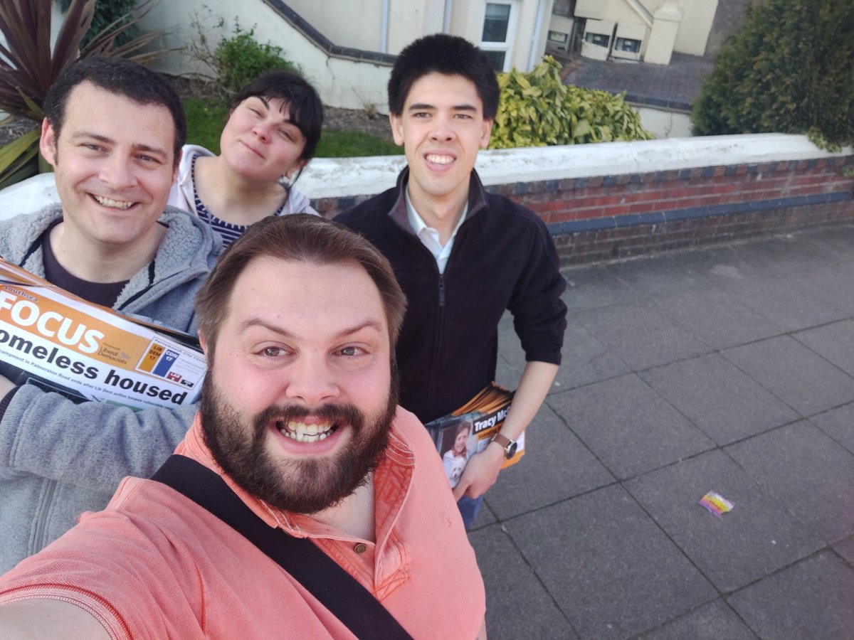 LeeHunt6's tweet photo. Following super Saturday it was sizzling Sunday campaigning here in sunny #Portsmouth on the south coast with @portsmouthld out in strength all day in gorgeous warm spring sunshine #LibDems @LibDems #Working4You #WorkingAllYearRound #LibDemChats #LibDemDoorsteps #Elections2019 https://t.co/gRQCNAQY5K