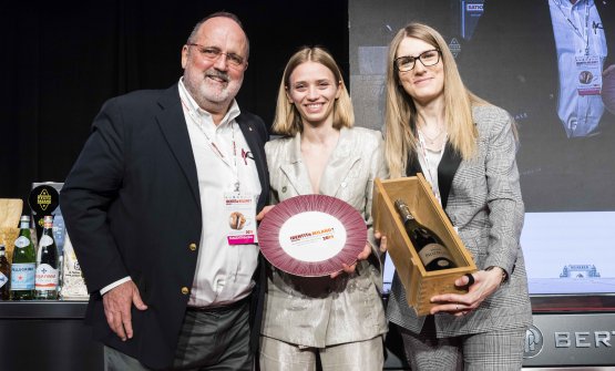 .<a href="/BerlucchiWine/">Berlucchi</a> consegna il premio Identità Donna a <a href="/IsabellaPoti/">Isabella Potí</a> sul palco di #IGmi19 identitagolose.it/sito/it/112/22…
