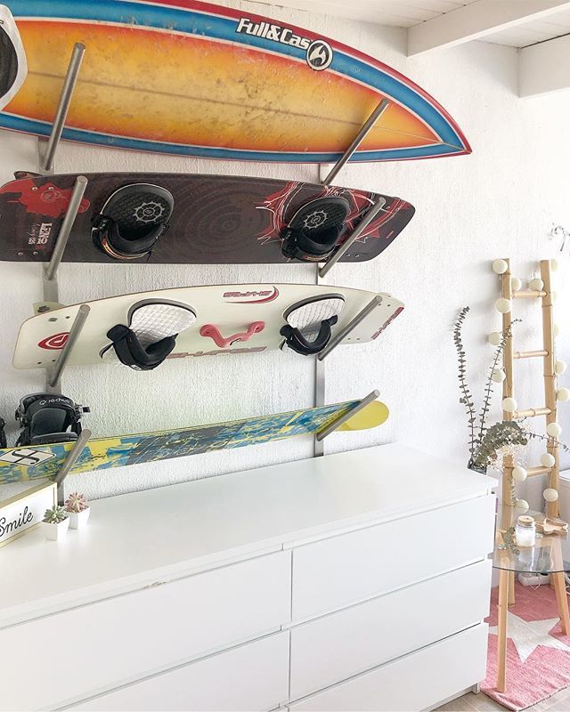 Buenas noches! Espero que hayas pasado un finde genial!!! Hoy os enseño un rinconcito más desconocido de nuestra hogar, aquí encajamos las aficiones de cada uno como podemos jejejej y hasta las tablas tienen su sitio,eso sí bien ordenaditas y eso que cua… ift.tt/2un7Jhk