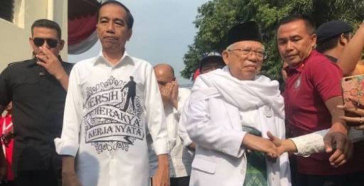 WahidS4tu's tweet photo. #Pilih01BajuPutih 
 di Balik Baju Putih Jokowi, Bertuliskan: Bersih, Merakyat, dan Kerja. https://t.co/pN4hw8WG0s