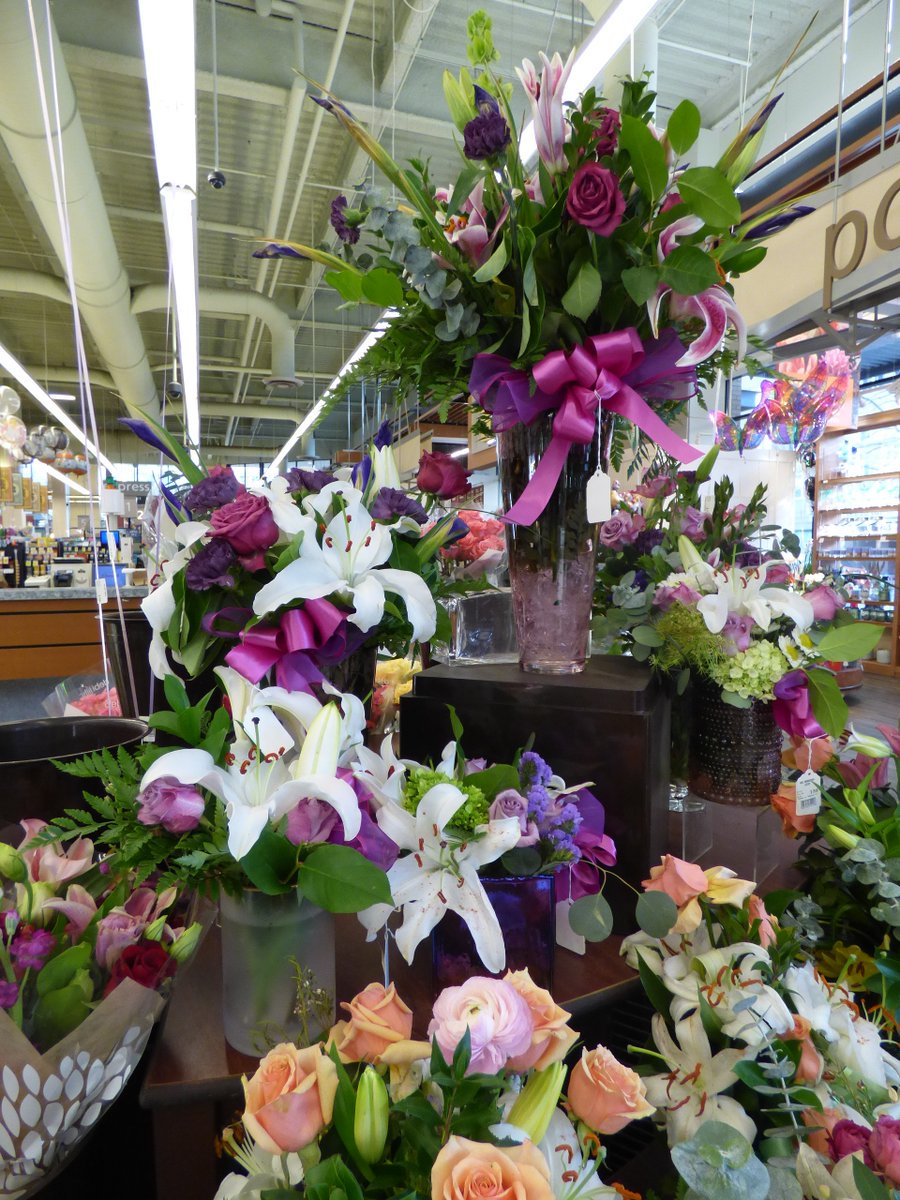 TravelerWeekend's tweet image. Don't waste your money on some expensive florist #Portland's @Safeway on Jefferson's in-house florist creates gorgeous bouquets at reasonable prices .  #StreetPhotographer #DayTrippingPortland  @DayTrippingPort
#Travel daytrippingportland.com  #PDX #Flowers via @DayTrippingPort