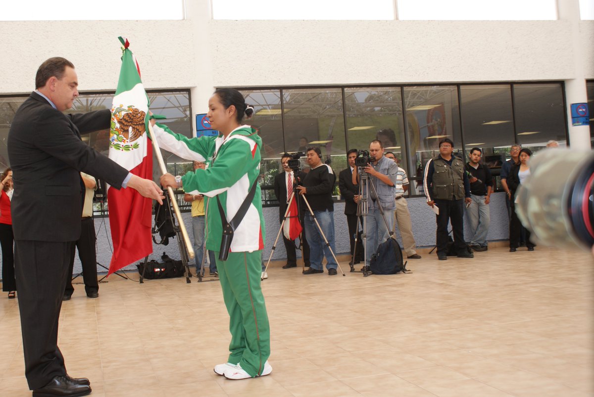 fatimadelangel's tweet photo. Un 25 de Marzo de 2009, inicia mi travesía rumbo al Polo Norte Geográfico, con el abanderamiento en la CONADE. Me siento muy orgullosa de ser parte de la historia de México. En mi décimo aniversario de llegar a la latitud 90 grados norte, https://t.co/od2yXb1rIB