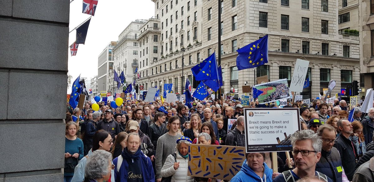 AdibHidayat's tweet photo. Temukan satu sosok vokalis band terkenal dalam foto ini. #PeoplesMarchVote #PeoplesMarch

📷 Bas Eickhout https://t.co/FVAfMQYqj0