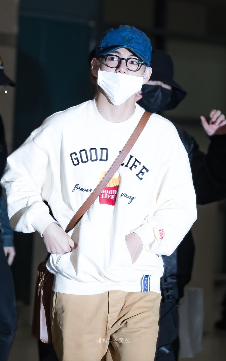 IDOL_ALLDAY's tweet photo. ☞ 190325 인천공항 입국 방탄소년단 뷔  
제품명 : 10th Good Life Sweat Shirt_Oatmeal 
브랜드 : 로맨틱크라운 (ROMANTIC CROWN) 
브랜드 주소 : https://t.co/dEUFc6j2A4 … …  

#방탄소년단 #BTS #뷔 #김태형 https://t.co/UrluXg2EOo