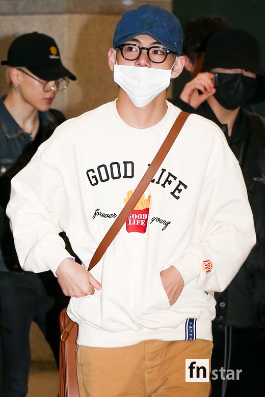 IDOL_ALLDAY's tweet photo. ☞ 190325 인천공항 입국 방탄소년단 뷔  
제품명 : 10th Good Life Sweat Shirt_Oatmeal 
브랜드 : 로맨틱크라운 (ROMANTIC CROWN) 
브랜드 주소 : https://t.co/dEUFc6j2A4 … …  

#방탄소년단 #BTS #뷔 #김태형 https://t.co/UrluXg2EOo