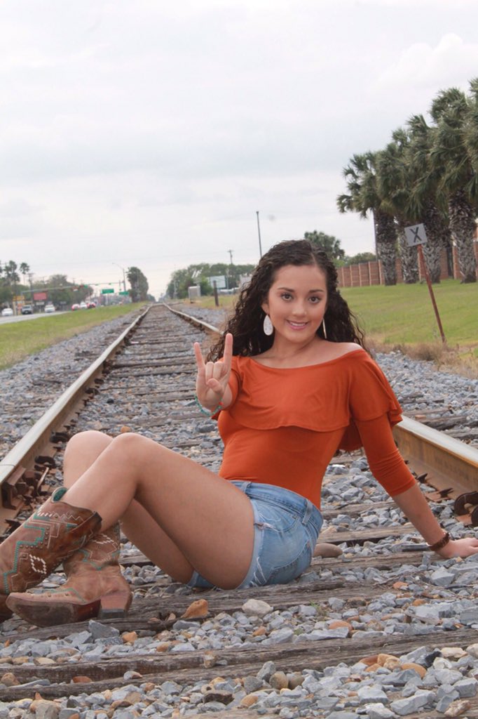deca_larissa12's tweet photo. Committed! 🧡🤘🏼#UT23 https://t.co/QYMJAAEKXA