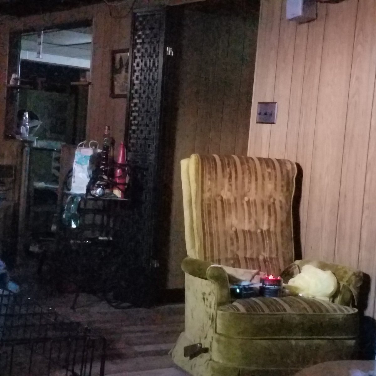 UGParanormal's tweet photo. The rem pod was going off so I took some pics... It LOOKS like a figure appears behind the chair in the wood panelling but I can't tell if it's just cuz I want to see it, what do you think https://t.co/hCvF6uD9bE