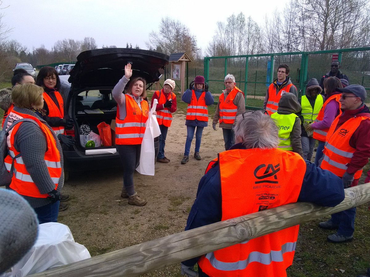 CiteBateliers's tweet photo. 25 participants motivés, 4h de ramassage des étangs de Le Plessis Brion à la Cité des Bateliers, près de 40 sacs poubelles remplis avec : cartouches, canettes, pneus, plastiques, sapin de  Noël, chaîne-hifi et même une voiture à pédales ! Merci. #hautsdefrancepropres #nejetezplus https://t.co/nEEFEEZ2YT