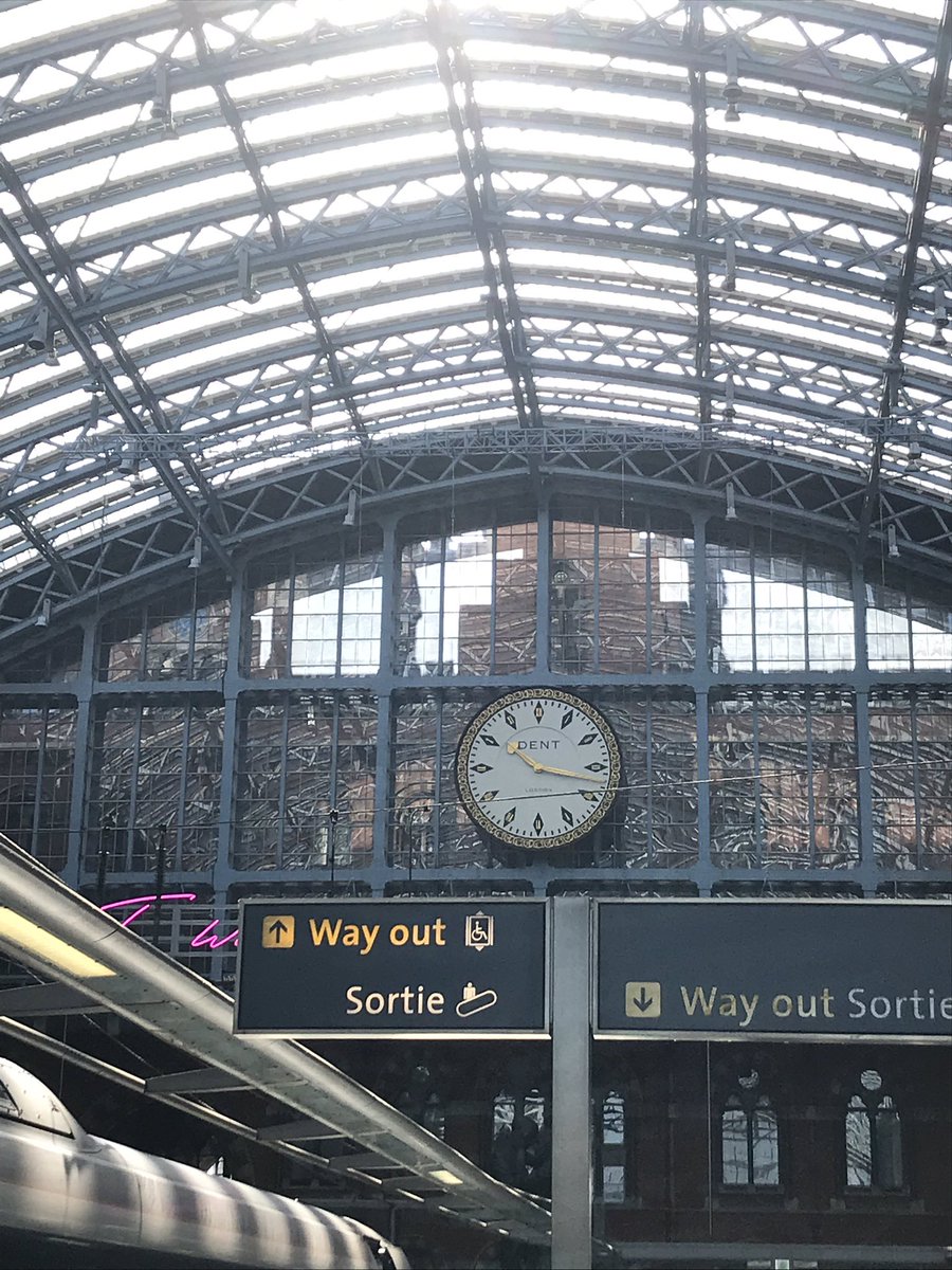 NeleRabau's tweet photo. Vierde jaar op rij op stage in Londen... steeds weer unieke ervaringen. Omdat professionalisering voor leerkrachten EN leerlingen belangrijk is, met dank aan @EUErasmusPlus en @GO_MSNieuwpoort https://t.co/ytGJlXl5AK