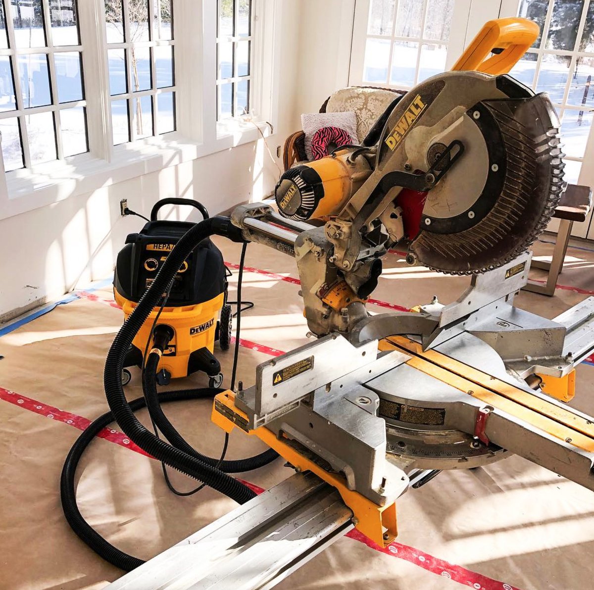 DEWALTCA's tweet photo. @ericspremiuminteriors take pride in their work and safety to ensure a minimum dust exposure on site. "This DEWALT® HEPA dust extractor allows us to make our cuts without all of the dust and debris."
GET OSHA COMPLIANT WITH DEWALT® #DEWALTTOUGH #PERFORMPROTECT https://t.co/NwtFQJ62cx
