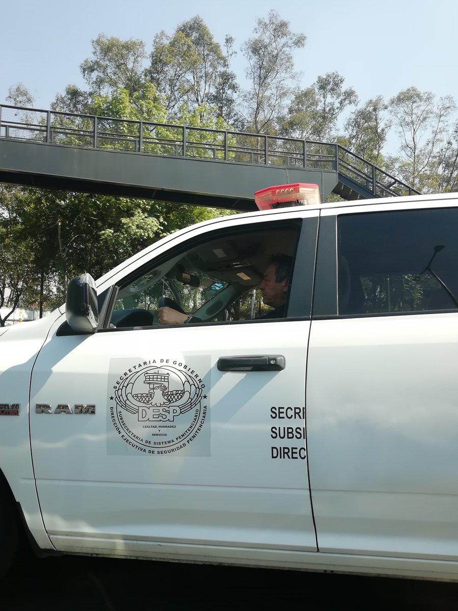 Karlamapa's tweet photo. Las autoridades, abusando de los vehículos oficiales. Sin emergencia que atender, se metieron aventando la camioneta. Se les pide respeto y todavía nos mientan la madre,  y nos persiguen echando las luces. Y los números para denunciar, nada! @Claudiashein @SSP_CDMX https://t.co/o4eLbiszvP
