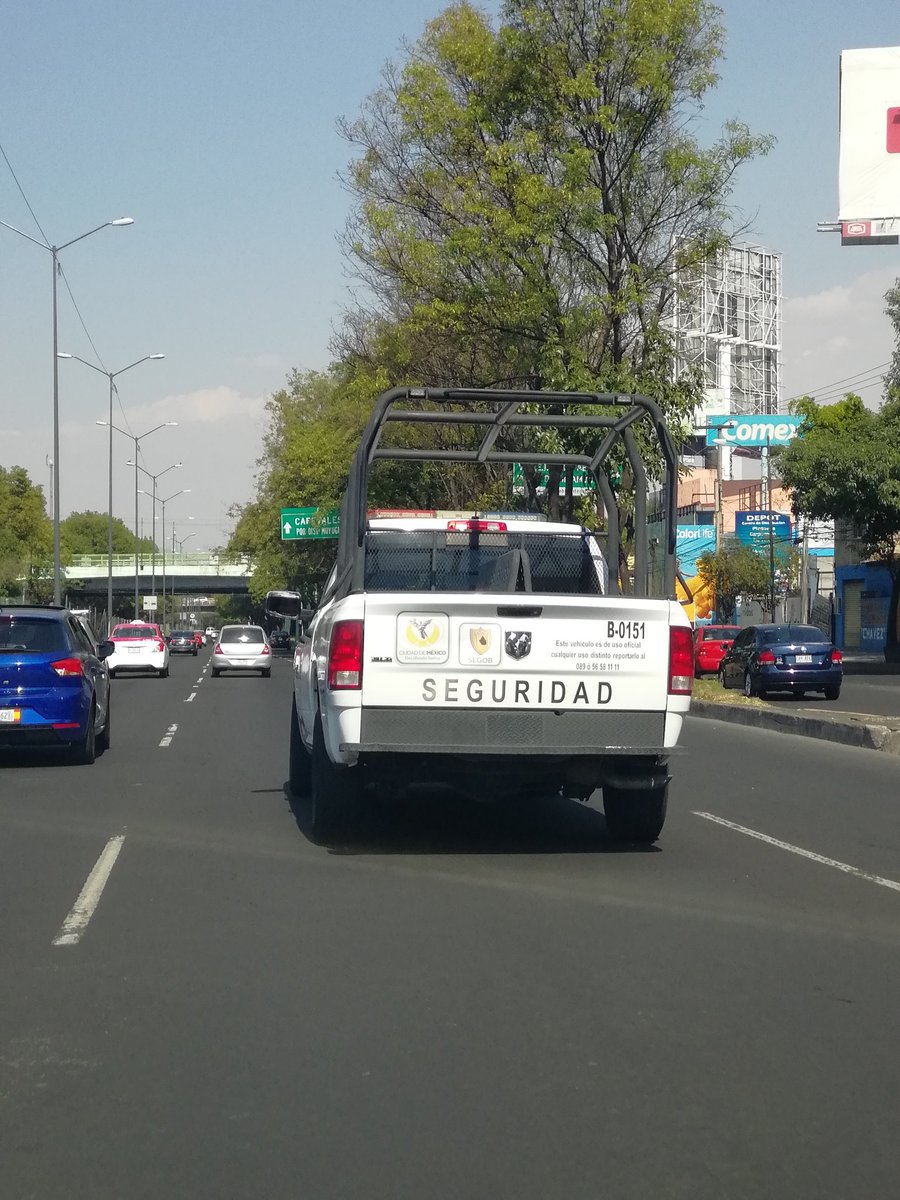 Karlamapa's tweet photo. Las autoridades, abusando de los vehículos oficiales. Sin emergencia que atender, se metieron aventando la camioneta. Se les pide respeto y todavía nos mientan la madre,  y nos persiguen echando las luces. Y los números para denunciar, nada! @Claudiashein @SSP_CDMX https://t.co/o4eLbiszvP