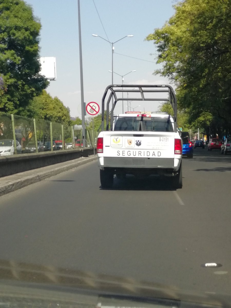 Karlamapa's tweet photo. Las autoridades, abusando de los vehículos oficiales. Sin emergencia que atender, se metieron aventando la camioneta. Se les pide respeto y todavía nos mientan la madre,  y nos persiguen echando las luces. Y los números para denunciar, nada! @Claudiashein @SSP_CDMX https://t.co/o4eLbiszvP