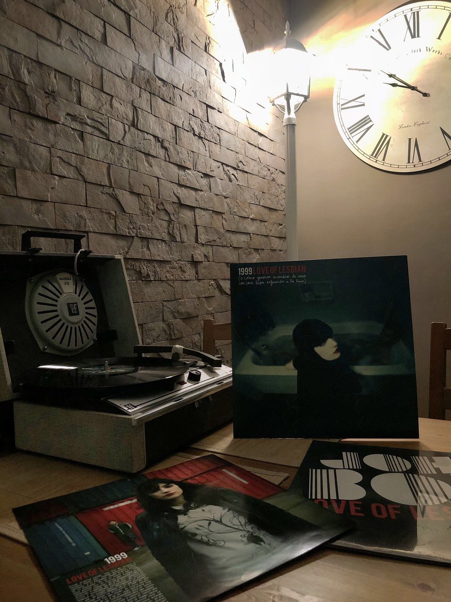joscopete's tweet photo. Hoy hace diez años que salió el disco que lo cambió todo, dónde aún me descubro dentro de él...
Sigo buscando a John Boy en cada concierto, me sigue dando miedo subir a un taxi, ahora rompo otras ventanas... pero aún vive el monstruo y aún no hay paz...

@loveoflesbian https://t.co/zfZanB5axU
