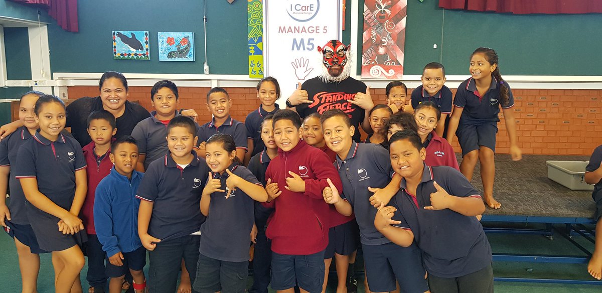 bloodysamoan's tweet photo. It's @duffybooks season!

Hanging with the kids at #NgaIwiSchool in #Mangere.

@standing_fierce is for the children, yo!

#ItsCoolToRead #ItsCoolToAchieve #OmenSquad https://t.co/HqpPioQpTo