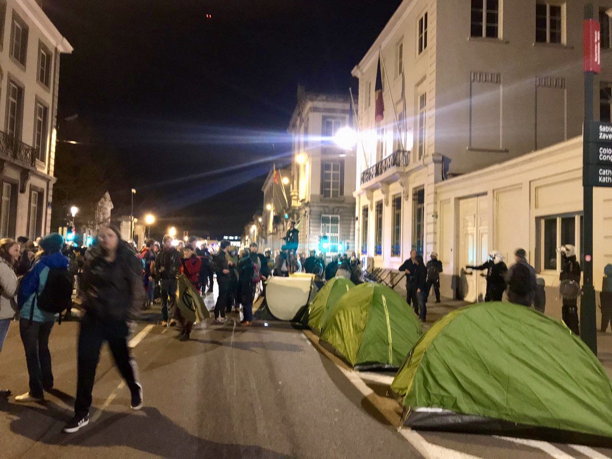 Libomaluc's tweet photo. Nog twee keer slapen rond de Wetstraat, dan beste politici: #sign7bis voor een ambitieuze #klimaatwet !
#OccupyForClimate #hetkananders
#youthforclimate #jongerenklimaatmars https://t.co/SufLxT0Bv9