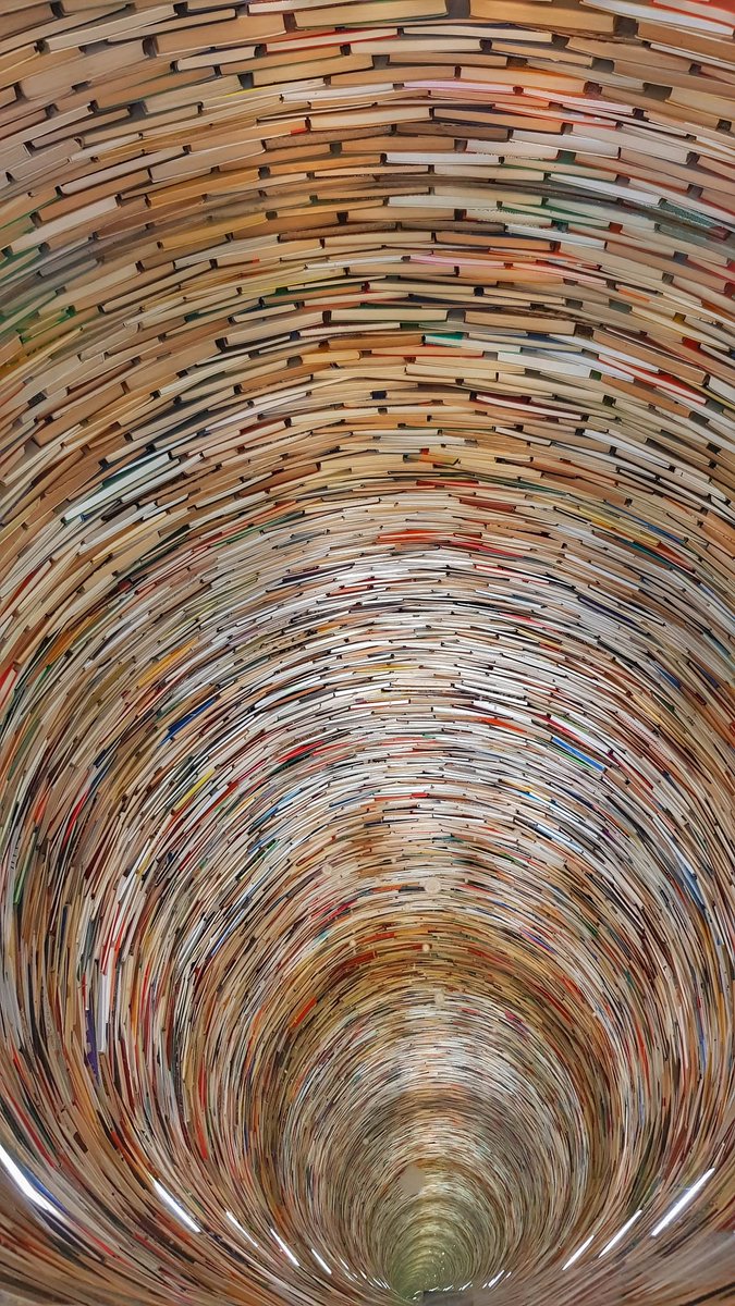 SfigataMente's tweet photo. Le parole sono importanti, pesano quintali e lasciano il segno.
Per questo è bello leggere: solo i libri riescono a scavarti e scolpirti con delicatezza.
(Buonanotte) https://t.co/zx8jlDFHVL