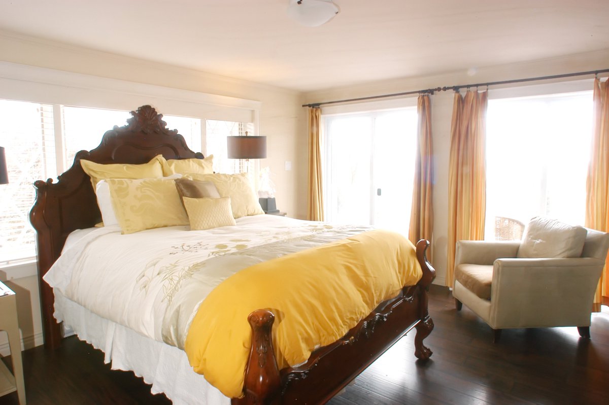 Come visit us for a 5 course dinner, stay in our Witch Hazel room, and wake up to a gourmet breakfast for two. 🍳

Book one night for two for $359, or two nights for $529: doctorshousenewfoundland.com/getawaypackage… #ExploreNL #Staycation