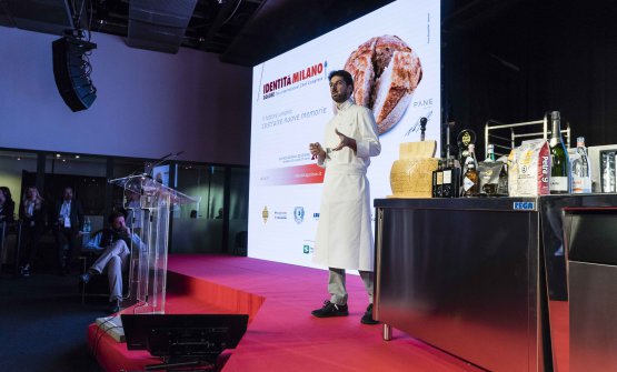 identitagolose's tweet photo. Il senso di Massimiliano @AlajmoBros per la memoria, a Identità Milano #IGmi19.
Uovo o ricotta? Esercizio di illusionismo sensoriale: non serve far nulla di nuovo, ma cambiare il modo di vedere ciò che si fa https://t.co/1aT71fVuuw https://t.co/FPnST0SnlB