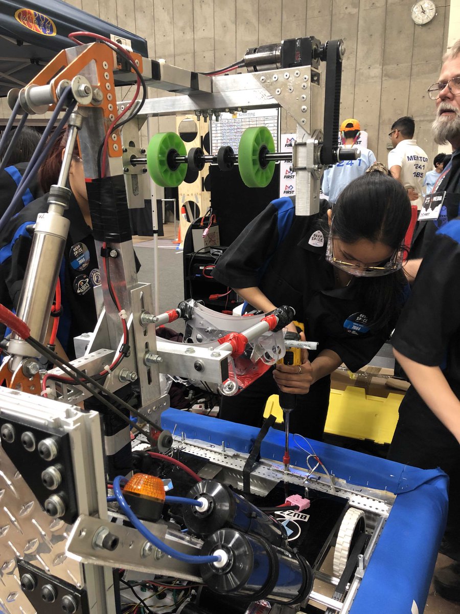 NSGBuildit's tweet photo. @7664Big pit crew doing an awesome job of preparing for its final battle. Showing true grit the whole time. Demonstrating what STEM is all about.  Go ! Big Celtic 6 Go!👍@WellingtonCath @TheBlueBlast @SJBGuelph @WellCDSBOYAP @WellingtonOECTA https://t.co/pLYPUHwnUS
