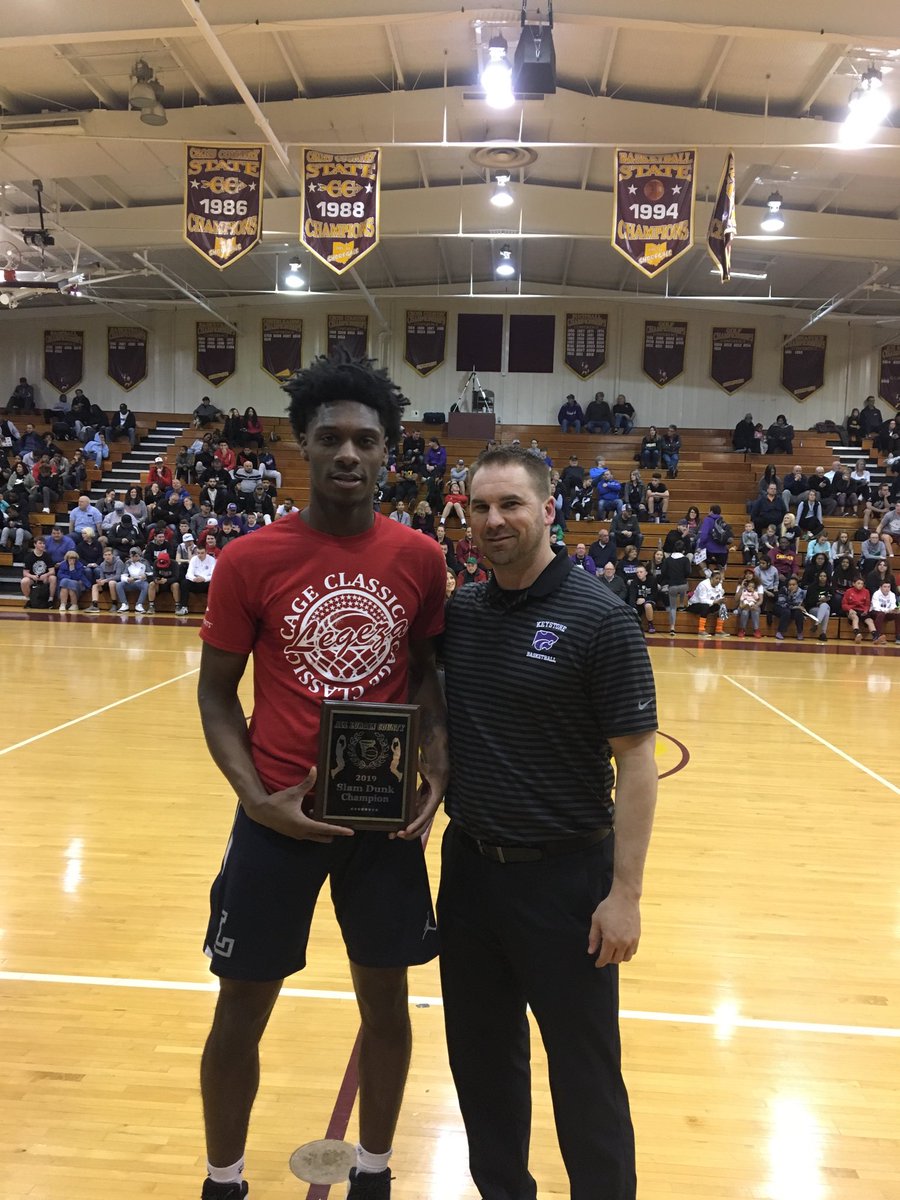 CoachBax06's tweet photo. The ⁦@lorainathletics⁩ Tae Tae Pierre-Louis wins the dunk contest! https://t.co/mxrFF9cWbJ