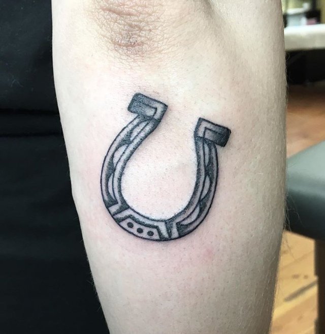 Share more than 68 traditional horseshoe tattoo super hot in.cdgdbentre