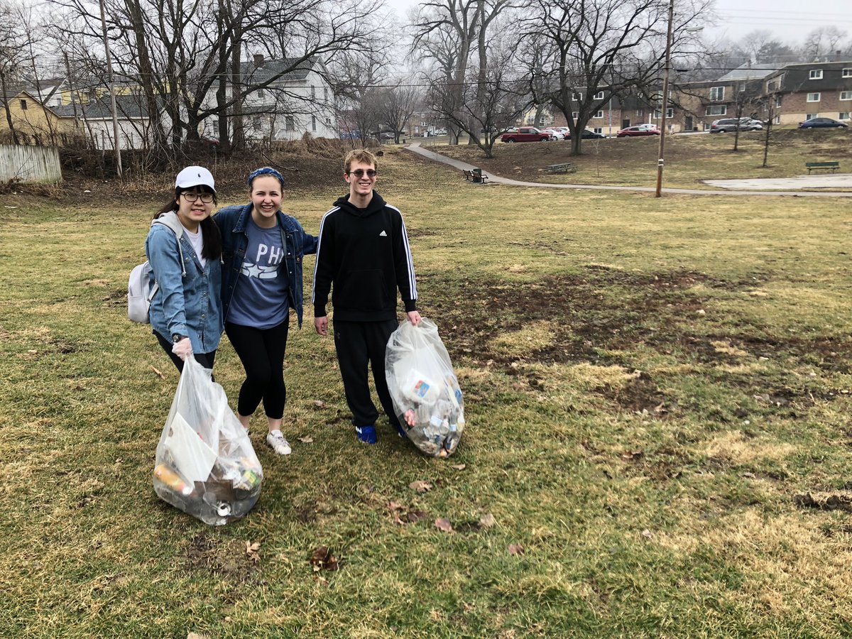 CircleKCU's tweet photo. Park Clean Up at Gifford Park! #Creighton #circlekinternational #cki #choosecki #ckilife #service #giffordpark #parkcleanup #keepomahabeautiful #creightonuniversity https://t.co/knjz3ArpIS