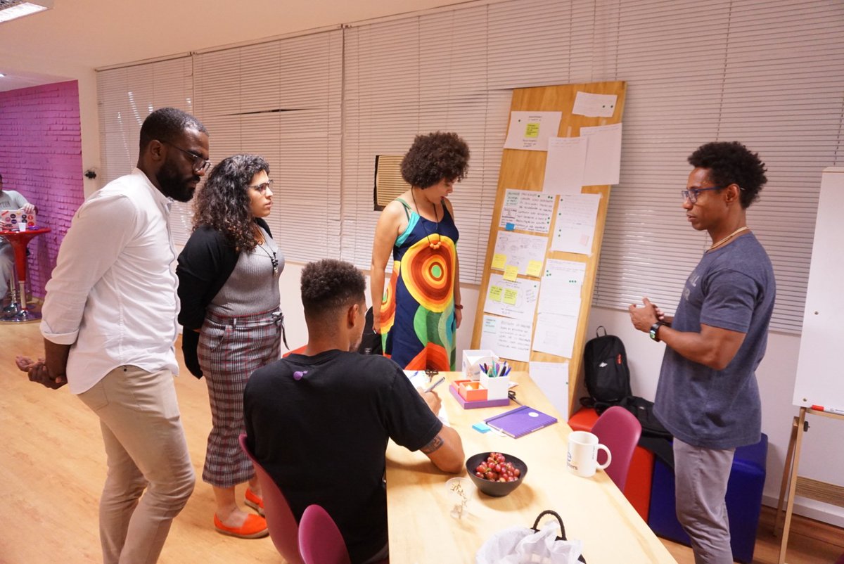 interfaceando's tweet photo. Amor e conhecimento sรฃo duas coisas que quanto mais se divide, mais sรฃo multiplicadas. #bethechange #sejaamudanca #designthinking #workshop #oficina #cocriacao #designersnegros @mergo_ux https://t.co/8INMBz8r63